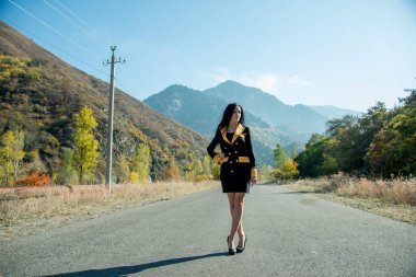 Güzel esmer kadın model dışarıda poz veriyor. 