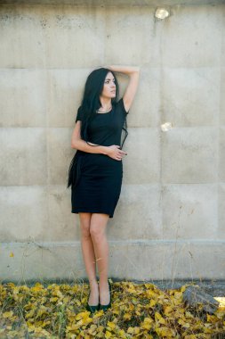 Güzel esmer kadın model dışarıda poz veriyor. 