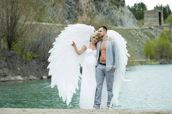 Schönes Paar Posiert Freien Braut Mit Engelsflügeln Und Bräutigam — Stockfoto