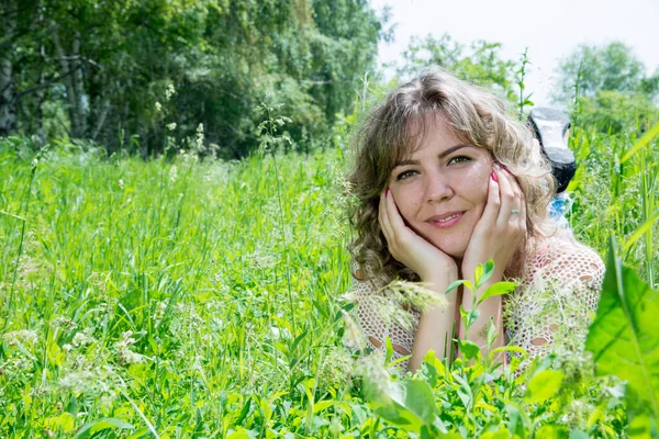 Bela Mulher Posando Campo Com Grama Verde — Fotografia de Stock