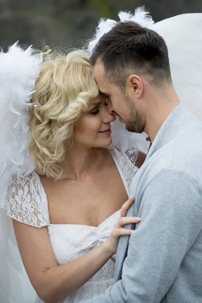 Schönes Paar Posiert Freien Braut Mit Engelsflügeln Und Bräutigam — Stockfoto