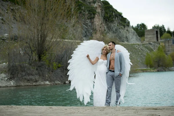 Belo Casal Posando Livre Noiva Com Asas Anjo Noivo — Fotografia de Stock