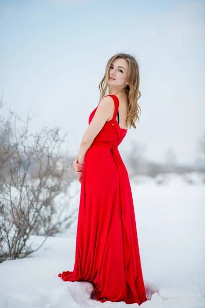 Menina Bonita Vestindo Vestido Vermelho Posando Livre Inverno — Fotografia de Stock