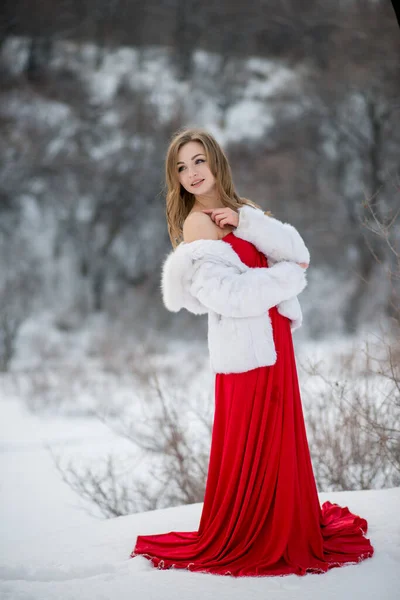 年轻美丽的女子穿着白色的毛皮外套 在冬天站在室外 — 图库照片