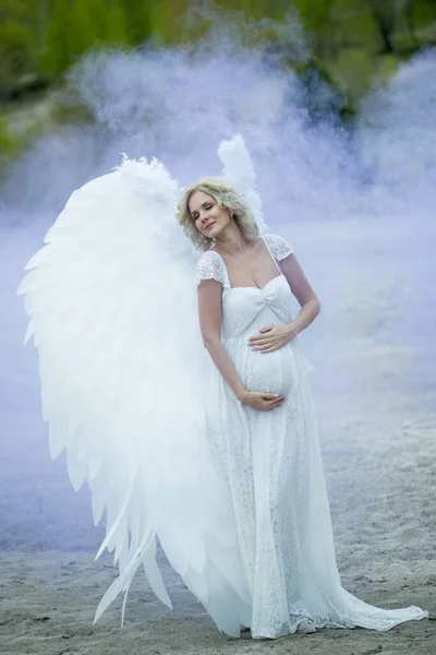 Krásný Pár Pózující Venku Nevěsta Andělskými Křídly Ženich — Stock fotografie