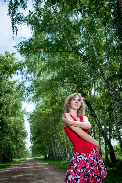 Ung Smuk Kvinde Poserende Gyde Med Birketræer - Stock-foto