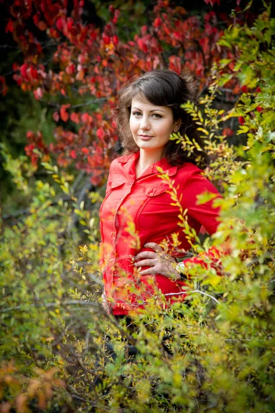 Smuk Kvinde Poserer Udendørs Iført Rød Skjorte - Stock-foto