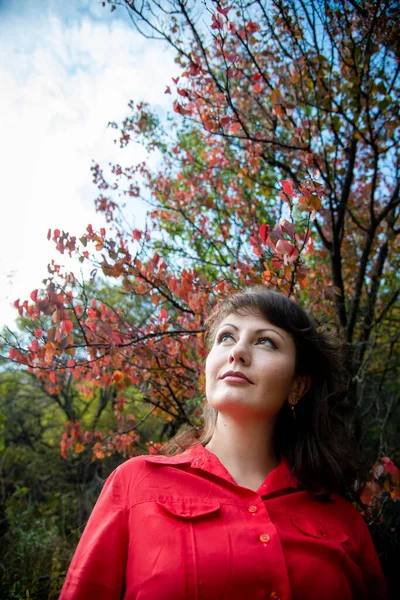Bela Mulher Posando Livre Vestindo Camisa Vermelha — Fotografia de Stock