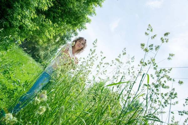 Hermosa Mujer Posando Campo Con Hierba Verde — Foto de Stock