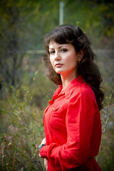 Hermosa Mujer Posando Aire Libre Vistiendo Camisa Roja — Foto de Stock