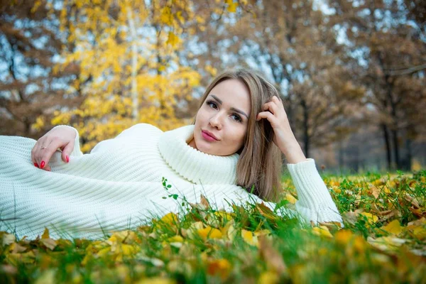 Joven Hermosa Mujer Posando Parque Otoño — Foto de Stock