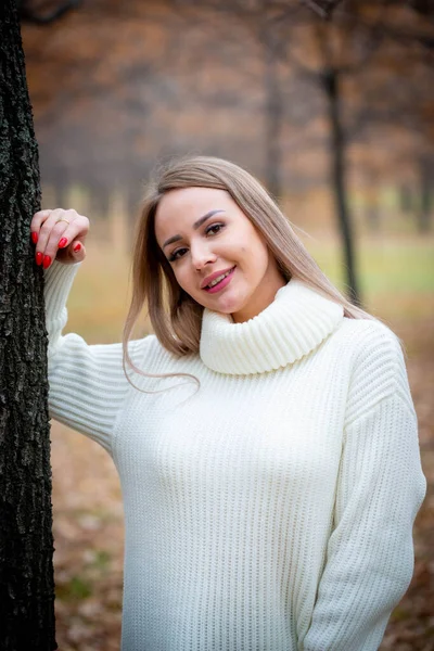 Портрет Молодої Красивої Блондинки Позує Осінньому Парку — стокове фото