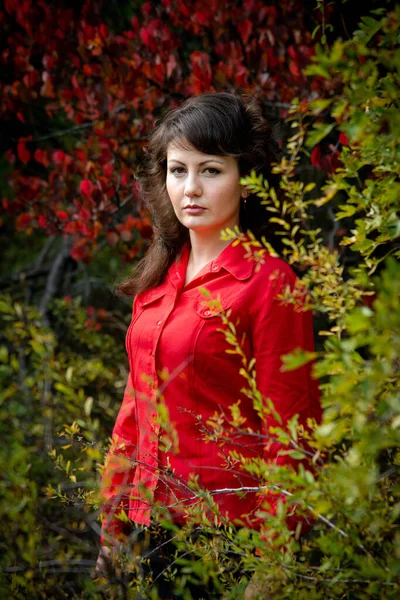 Bela Mulher Posando Livre Vestindo Camisa Vermelha — Fotografia de Stock