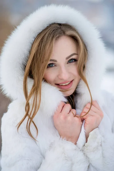 Young Beautiful Woman Posing Outdoors Winter Wearing White Fur Coat — Stock Photo, Image