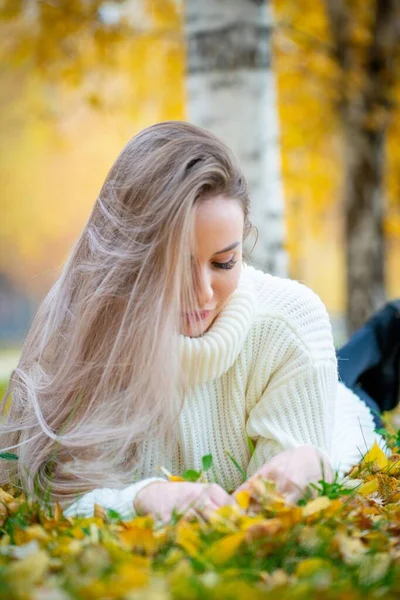 Portrait Young Beautiful Blonde Woman Posing Autumn Park — Stock Photo, Image