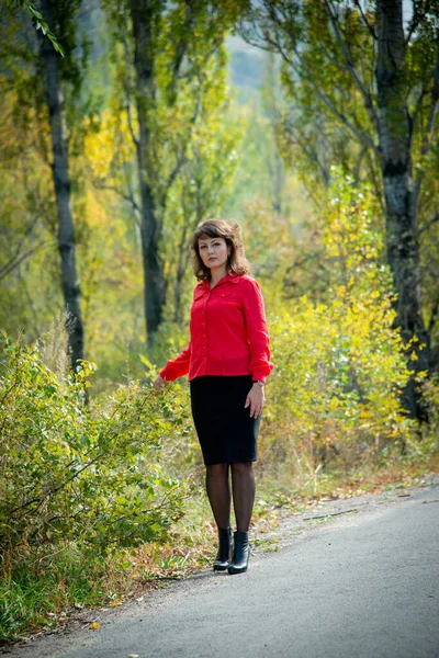 Smuk Kvinde Poserer Udendørs Iført Rød Skjorte - Stock-foto