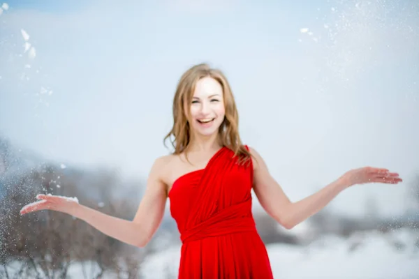 Menina Bonita Vestindo Vestido Vermelho Posando Livre Inverno — Fotografia de Stock