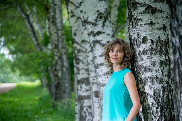 Mooie Vrouw Poseren Buiten Buurt Berken Bomen — Stockfoto