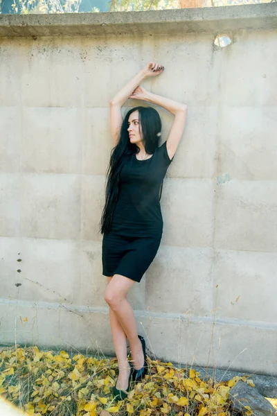 美しいブルネット女性モデルポーズ屋外 — ストック写真