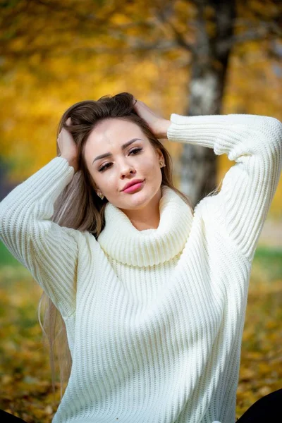 Joven Hermosa Mujer Posando Parque Otoño — Foto de Stock