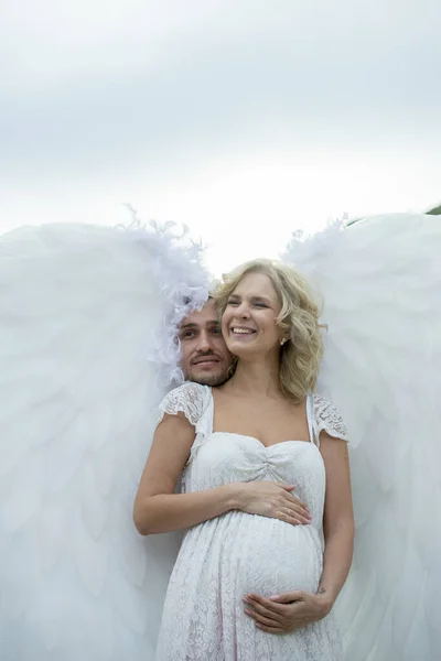 Belle Mariée Enceinte Avec Des Ailes Ange Posant Avec Marié — Photo