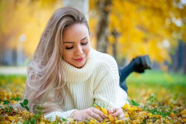Portret Młodej Pięknej Blondynki Pozowanie Jesiennym Parku — Zdjęcie stockowe