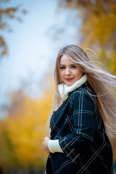 Mladá Krásná Žena Pózující Podzimním Parku — Stock fotografie