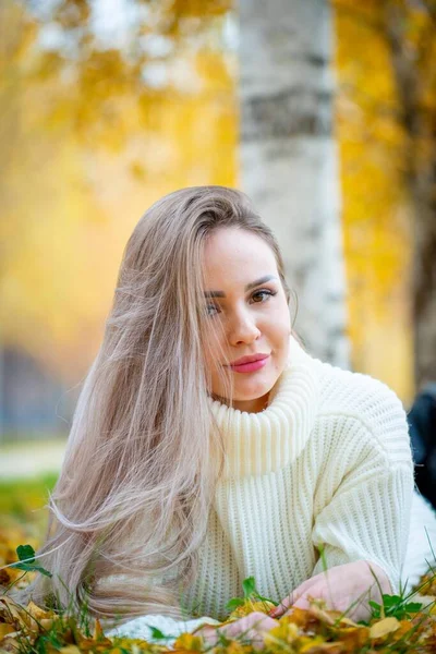 在秋季公园摆姿势的年轻美丽金发女子的肖像 — 图库照片