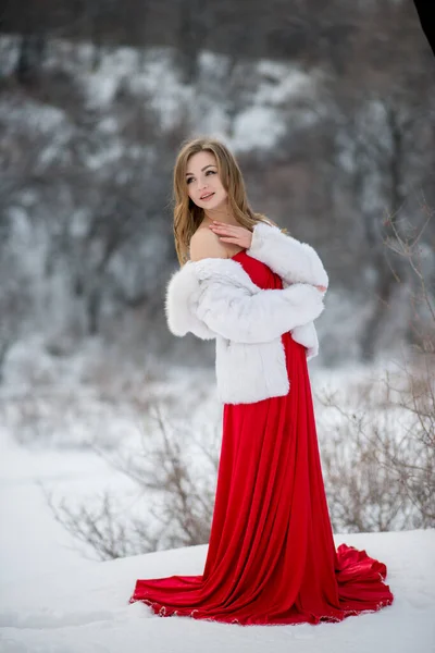 Jovem Bela Mulher Posando Livre Inverno Vestindo Casaco Pele Branca — Fotografia de Stock