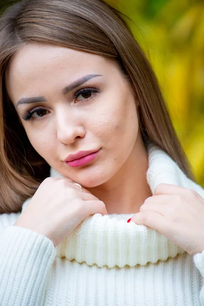 Close Retrato Jovem Bela Mulher Posando Livre Vestindo Camisola Branca — Fotografia de Stock