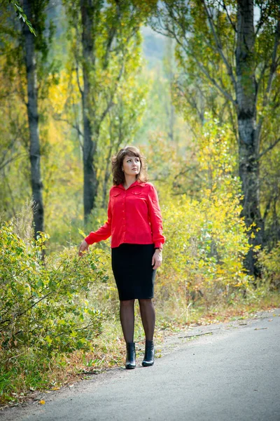 Hermosa Mujer Posando Aire Libre Vistiendo Camisa Roja — Foto de Stock