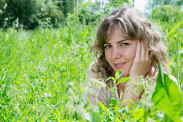 Bela Mulher Posando Campo Com Grama Verde — Fotografia de Stock