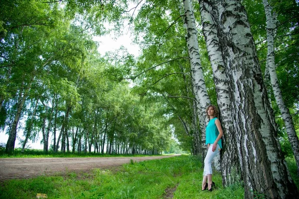 Hermosa Mujer Posando Aire Libre Cerca Abedules — Foto de Stock