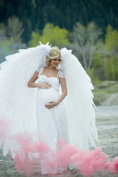 カラフルな煙の中でポーズをとる美しい妊婦さん — ストック写真