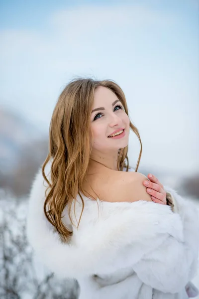 Young Beautiful Woman Posing Outdoors Winter Wearing White Fur Coat — Stock Photo, Image