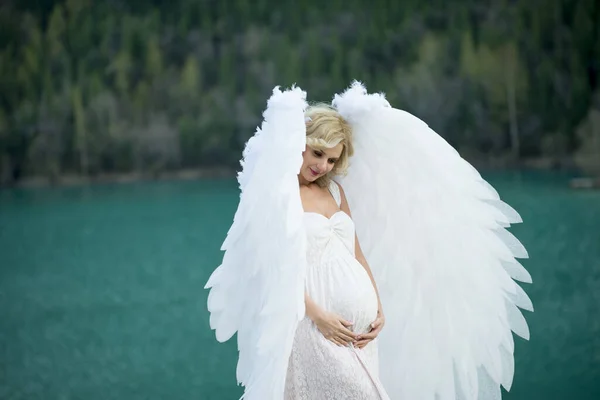 Krásná Nevěsta Andělskými Křídly Pózující Přírodě — Stock fotografie