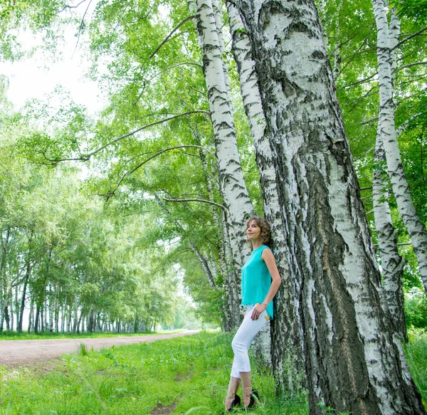 Hermosa Mujer Posando Aire Libre Cerca Abedules — Foto de Stock