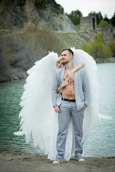 Hermosa Pareja Posando Aire Libre Novia Con Alas Ángel Novio — Foto de Stock