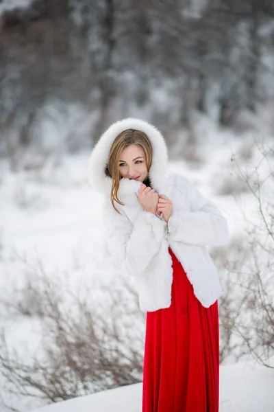 年轻美丽的女子穿着白色的毛皮外套 在冬天站在室外 — 图库照片