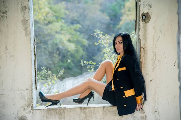 Bela Morena Posando Casaco Preto Amarelo — Fotografia de Stock