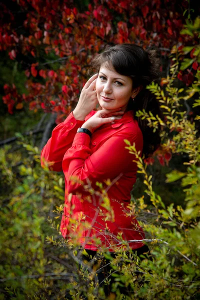 Hermosa Mujer Posando Aire Libre Vistiendo Camisa Roja — Foto de Stock