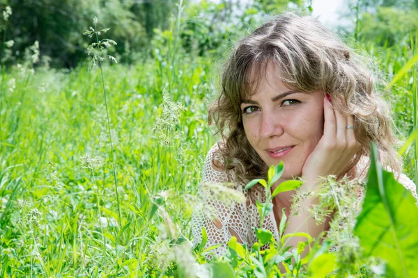 Bela Mulher Posando Campo Com Grama Verde — Fotografia de Stock