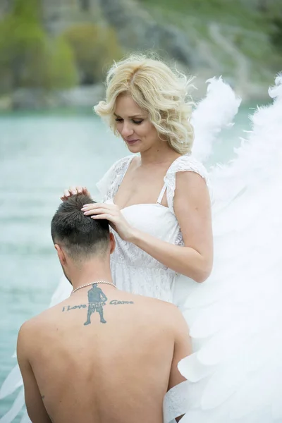 Krásný Pár Pózující Venku Nevěsta Andělskými Křídly Ženich — Stock fotografie