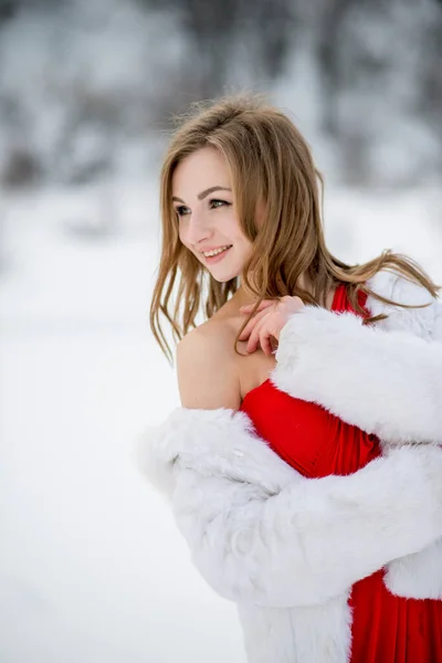 Fiatal Gyönyörű Pózol Szabadban Télen Fehér Szőrme Kabát — Stock Fotó