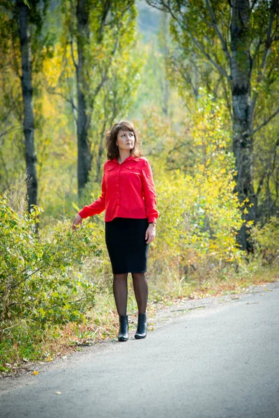 Hermosa Mujer Posando Aire Libre Vistiendo Camisa Roja — Foto de Stock