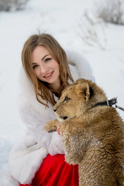 Schönes Mädchen Mit Löwenjungtier — Stockfoto