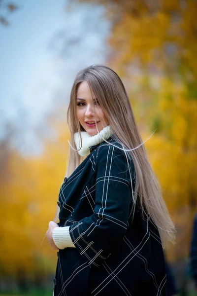 Jovem Bela Mulher Posando Parque Outono — Fotografia de Stock