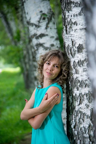 白樺の木の近くで屋外でポーズする美しい女性 — ストック写真