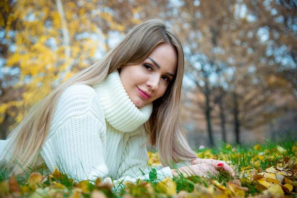 Jonge Mooie Vrouw Poseren Herfst Park — Stockfoto