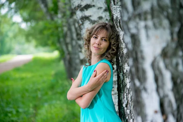 Bela Mulher Posando Livre Perto Bétulas — Fotografia de Stock